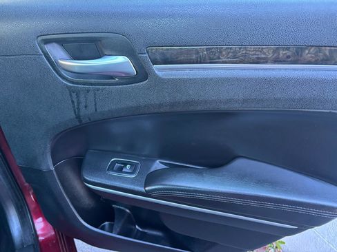 Used 2019 Chrysler 300 Limited AWD/4WD image 23