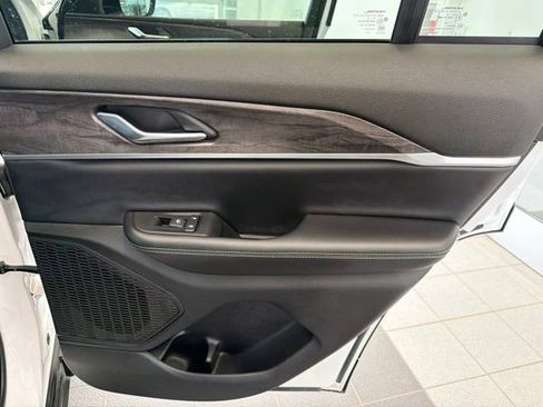 Used 2024 Jeep Grand Cherokee Limited w/ Black Appearance Package AWD/4WD image 11