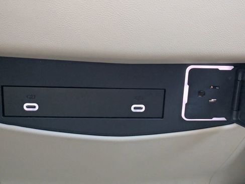 Certified 2022 Cadillac Escalade Premium Luxury image 19