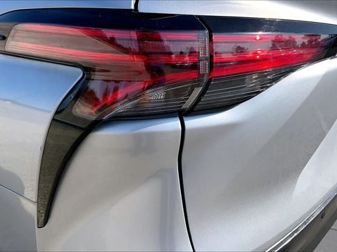 Used 2022 Toyota Sienna XLE FWD image 28