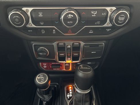 New 2025 Jeep Gladiator Willys image 17