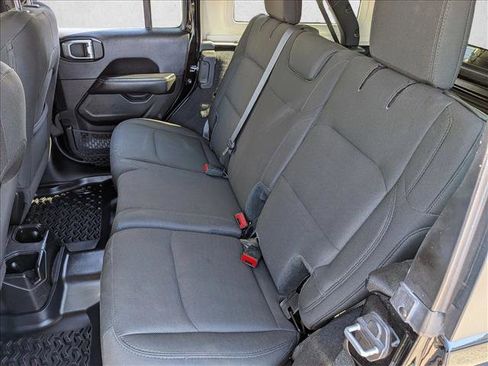Used 2019 Jeep Wrangler Unlimited Sahara AWD/4WD image 18
