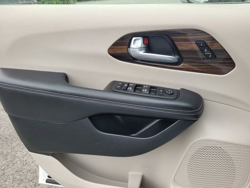 Used 2024 Chrysler Pacifica Limited FWD image 38
