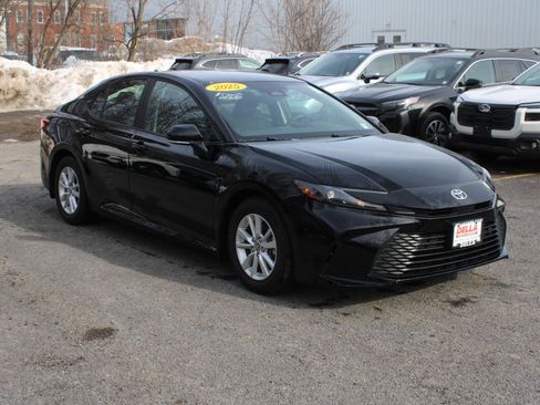 Used 2025 Toyota Camry LE image 3