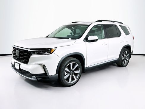 Used 2025 Honda Pilot Touring image 3