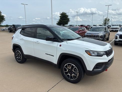Used 2024 Jeep Compass Trailhawk AWD/4WD image 5