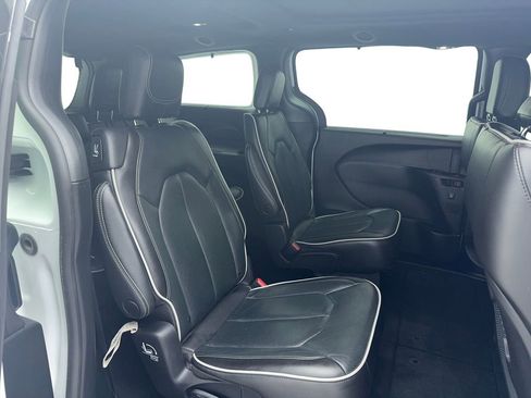 Used 2023 Chrysler Pacifica Limited w/ S Appearance Package FWD image 27