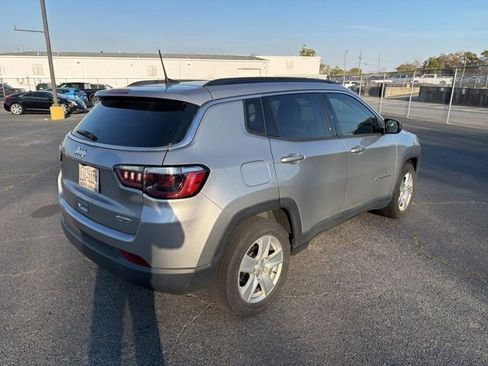 Used 2022 Jeep Compass Latitude image 3