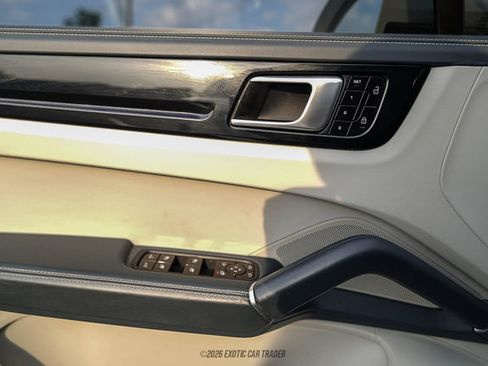 Used 2020 Porsche Cayenne AWD/4WD image 33