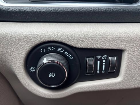 Used 2023 Chrysler Pacifica Limited AWD/4WD image 29