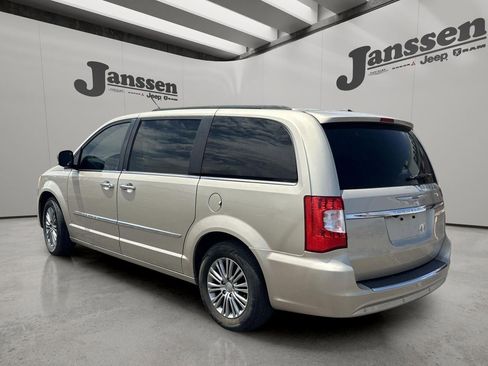Used 2014 Chrysler Town & Country Touring-L w/ Driver Convenience Group FWD image 2