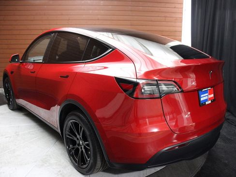 Used 2022 Tesla Model Y Long Range image 26