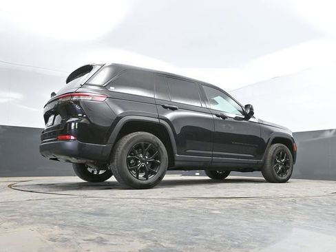 Used 2025 Jeep Grand Cherokee Altitude AWD/4WD image 51
