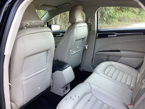 Used 2017 Ford Fusion SE image 32