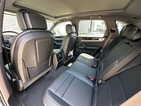 Used 2025 Porsche Cayenne image 32