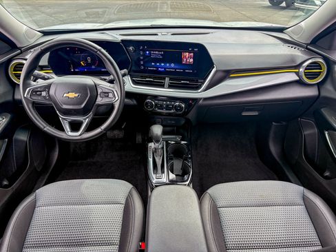 Used 2025 Chevrolet Trax LT w/ Driver Confidence Package FWD image 2