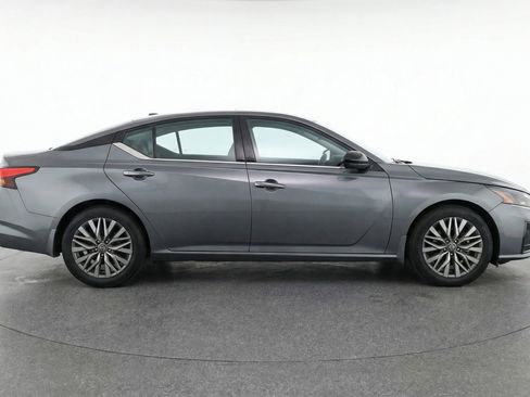 Used 2025 Nissan Altima 2.5 SV FWD image 11