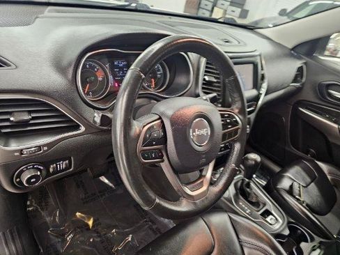 Used 2019 Jeep Cherokee Latitude Plus w/ Cold Weather Group AWD/4WD image 7