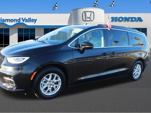 Used 2022 Chrysler Pacifica Touring-L image 3