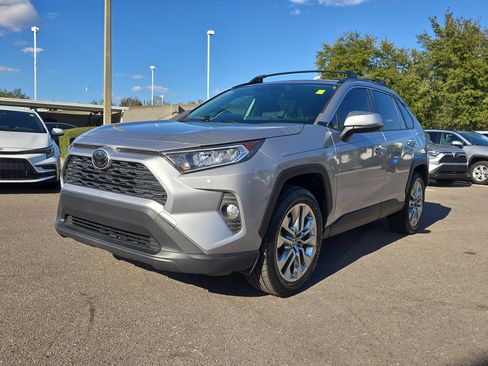 Used 2020 Toyota RAV4 XLE Premium image 4