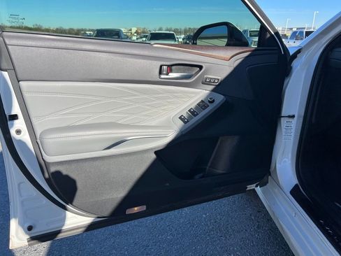 Used 2021 Toyota Avalon Limited image 13