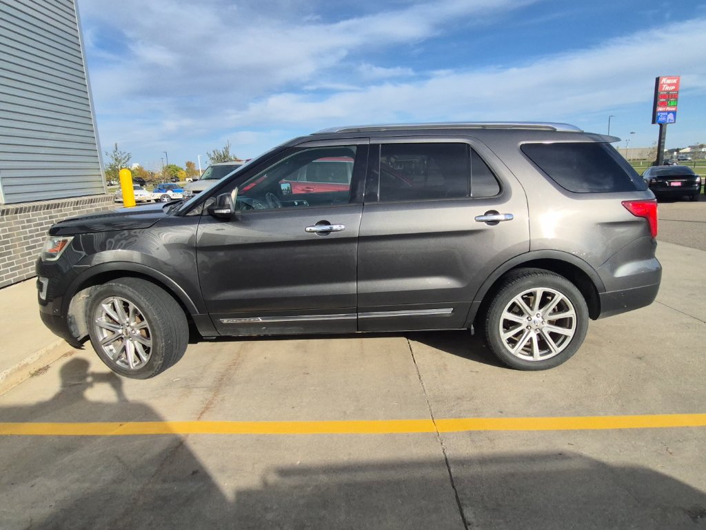 Used 2017 Ford Explorer Limited w/ Equipment Group 301A AWD/4WD image 5
