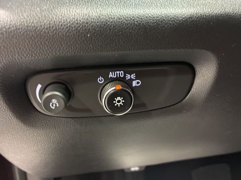 Used 2023 Chevrolet Traverse LT image 18