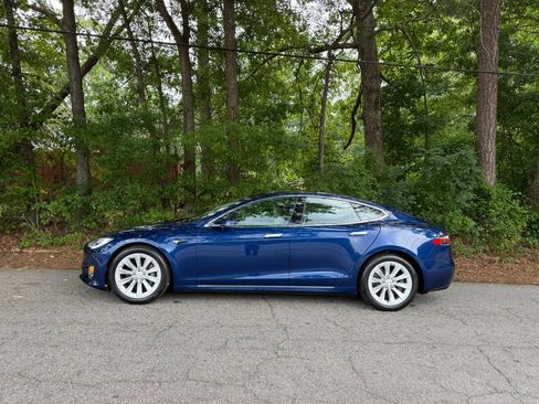 Used 2017 Tesla Model S 75 RWD image 2