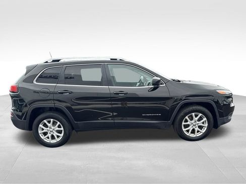 Used 2017 Jeep Cherokee Latitude AWD/4WD image 2