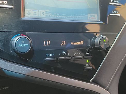 Used 2018 Toyota Camry SE w/ Convenience Package image 21