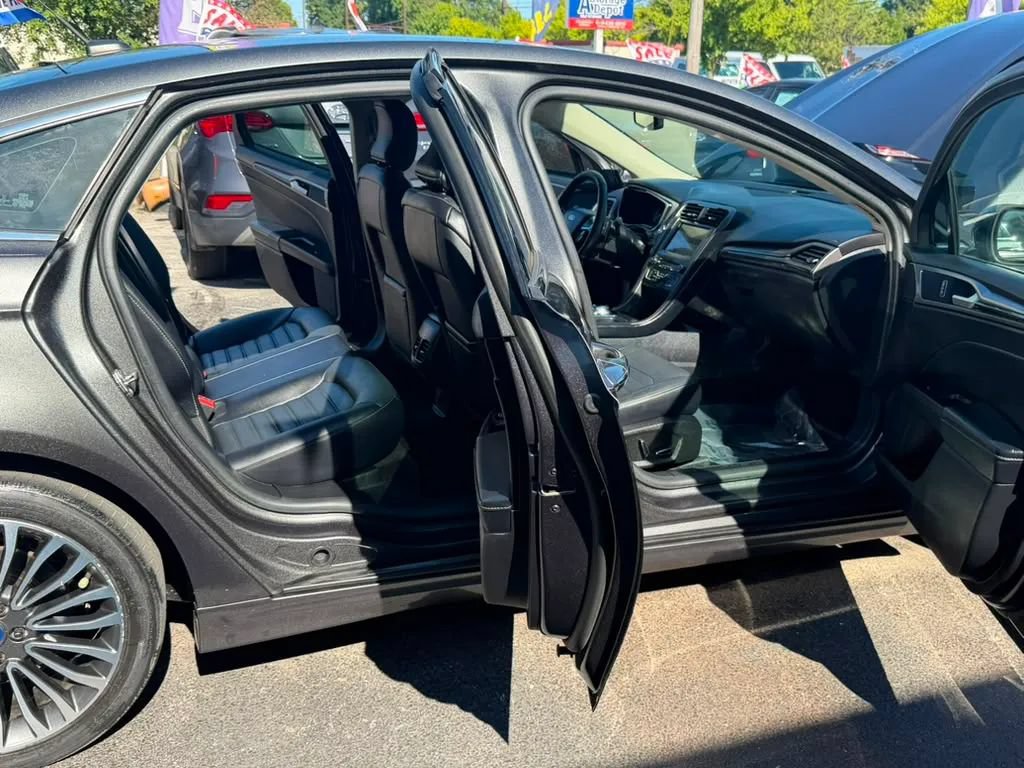 Used 2018 Ford Fusion SE w/ Fusion SE Technology Package FWD image 21