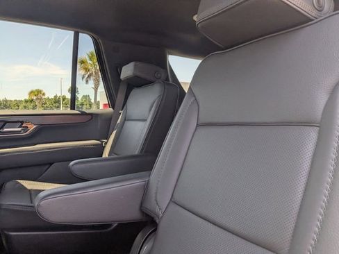 Used 2025 GMC Yukon Denali AWD/4WD image 28