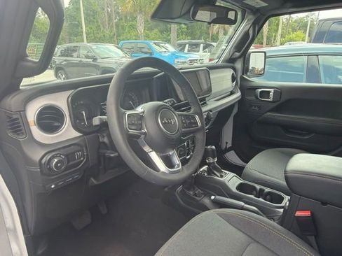 Used 2025 Jeep Wrangler Unlimited Sahara AWD/4WD image 2