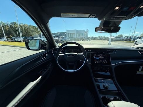 New 2025 Jeep Grand Cherokee Altitude image 13