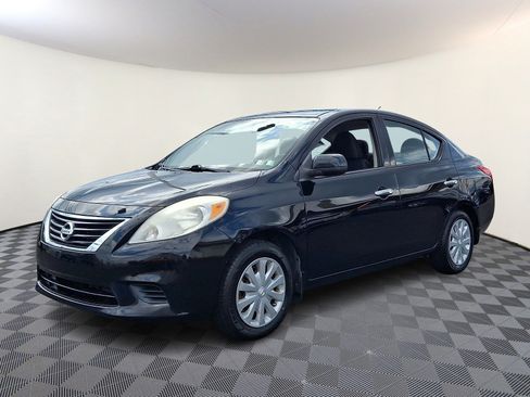 Used 2014 Nissan Versa SV FWD image 3