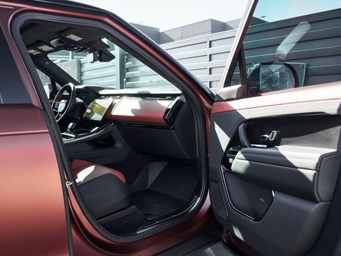 Used 2025 Land Rover Range Rover Sport SV Edition Two image 19