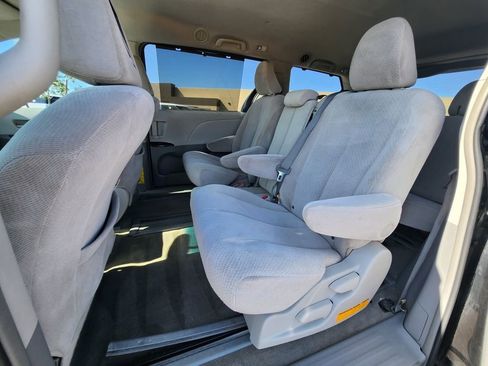 Used 2012 Toyota Sienna LE w/ Towing Pkg FWD image 13