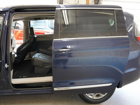 Used 2018 Chrysler Pacifica Limited FWD image 36