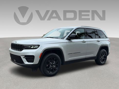 Used 2024 Jeep Grand Cherokee Altitude AWD/4WD image 1