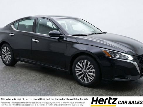 Used 2025 Nissan Altima 2.5 SV image 1