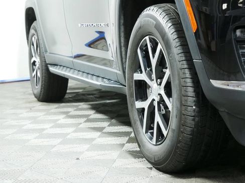 Certified 2023 Jeep Grand Cherokee L Limited w/ Trailer Tow Package AWD/4WD image 8