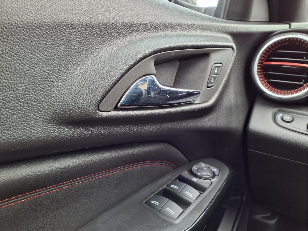 Used 2025 Chevrolet Trax RS FWD image 19