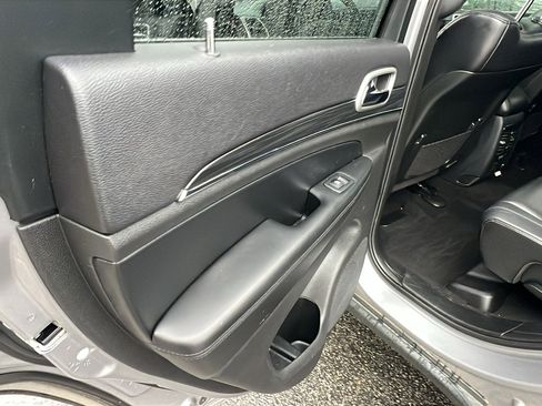 Used 2019 Jeep Grand Cherokee Limited image 18