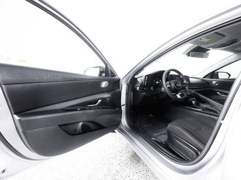 Used 2025 Hyundai Elantra SE FWD image 20