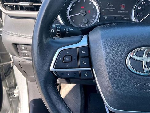 Used 2023 Toyota Highlander XLE FWD image 11