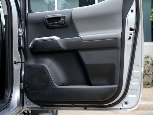 Used 2018 Toyota Tacoma SR5 RWD image 43