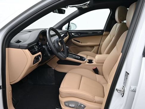 Used 2026 Porsche Macan AWD/4WD image 4