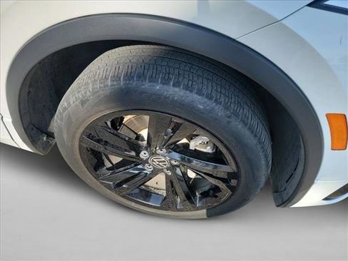 Used 2023 Volkswagen Tiguan SE R-Line image 10