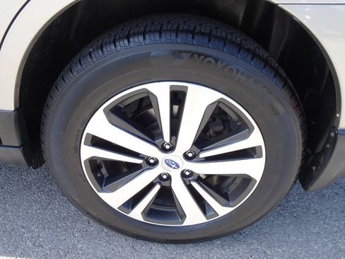 Used 2019 Subaru Outback 2.5i Limited w/ Popular Package #2 AWD/4WD image 11