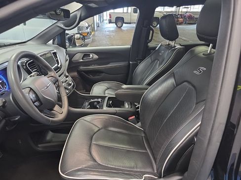 Used 2025 Chrysler Pacifica Limited FWD image 24